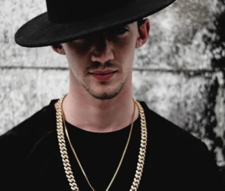 imgi 104 pexels zack jarosz 1687719 scaled 450x674x0x146x450x382x1730216936